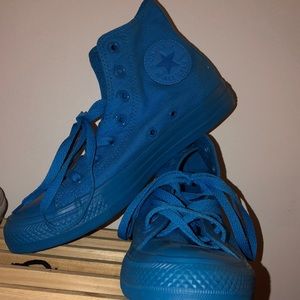 *BRAND NEW* BLUE CONVERSE (size 7)